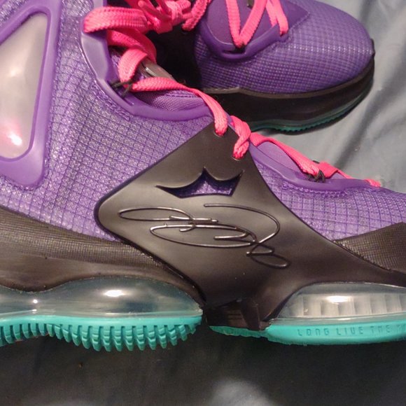 Nike LeBron 19's Wild Berry - Picture 2 of 6